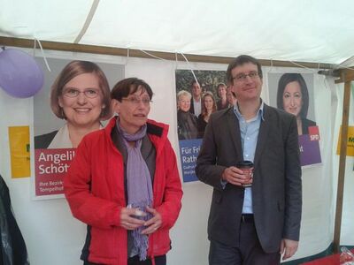 Manuela Harling und Ingo Siebert auf dem SPD-Stand vor dem Rathaus Friedenau beim Wahlevent U18