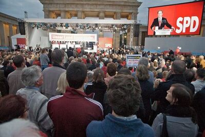 Abschlußkundgebung vor dem Brandenburger Tor am 25.09.2009 mit Frank Walter Steinmeier, Münte und Mechthild Rawert 