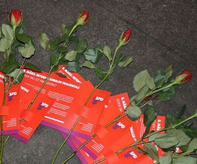 SPD verteilt 22 000 Rosen zum Frauentag